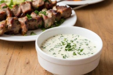 Стряпаю на кухне соус к шашлыку — соседи просят рецепт: пикник без заморочек и лишних трат