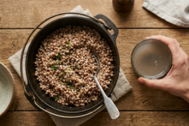 Почему опытные хозяйки берегут воду после варки гречки: 3 способа применения отвара
