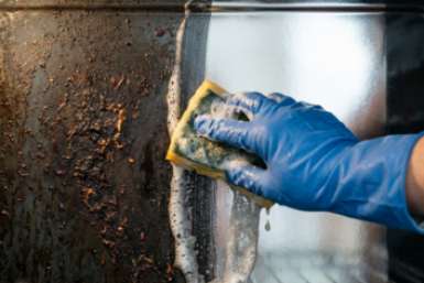 Даже старая "грязюка" сдаётся за ночь: 4 народных способа очистить духовку от векового жира