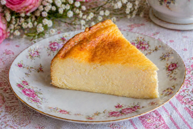 Смешала йогурт с сахаром – и в духовку: нежнейший легкий пирог без муки и масла