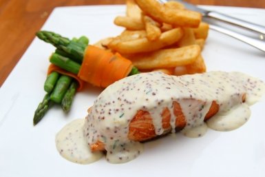 Лосось под маринадом: универсальный рецепт сочной рыбы с пикантным вкусом - идеально для ужина и праздника