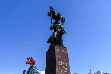 Традиционная помывка памятников продолжилась на центральной площади Владивостока Евгений Кулешов, ИА Prima Media
