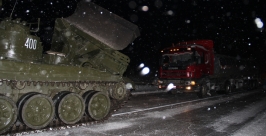 Танком разгоняли пробку из бензовозов на трассе Хабаровск-Комсомольск Информационное подразделение      Амурского спасательного центра МЧС России