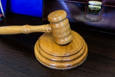 Хабаровчанку осудят за кражу денег у подруги, полученных за гибель сына в СВО
