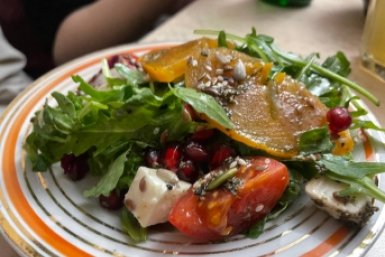 SOS-салат после майских: сытный, но всего 180 ккал - заправка для яркого вкуса