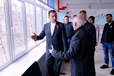 Депутат Государственной Думы от Хабаровского края Максим Иванов во время рабочей поездки в Амурск посетил школу №2 Предоставлено ЕР