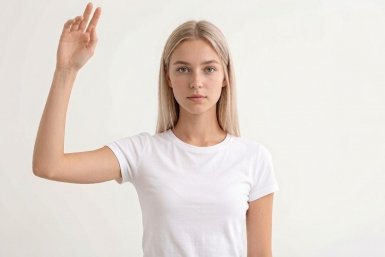 Кладу это средство на желтые пятна под мышками: 2 минуты - и белая футболка чище новой, никакого следа от пота Создано при помощи ИИ