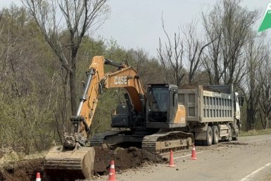 Ремонт дороги к поселку Гатка в Советско-Гаванском районе стартовал благодаря нацпроекту