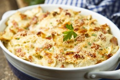 Из обычных продуктов получается настоящая вкуснятина: рецепт быстрой макаронной запеканки - ужин без лишних затрат