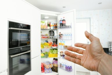 Холодильник больше не будет пахнуть: 5 проверенных средств, которые освежат его моментально