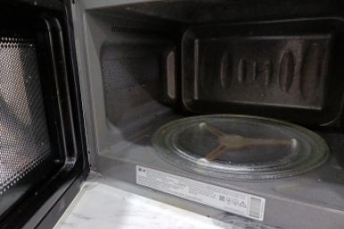 1 таблетка в микроволновку - и она чище новой: ни желтого налета, ни присохшего жира, ни тухлого запаха - лайфхак