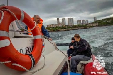 Девять курсантов спасли с перевернувшейся парусной лодки у мыса Купера во Владивостоке пресс-служба  ГУ МЧС России по Приморскому краю