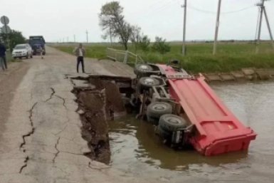 Мост через канал обрушился под большегрузом в Хорольском округе Приморья пресс-служба УМВД России по Приморскому краю