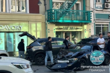 &quotМорда в кашу&quot: массовое ДТП из пяти машин парализовало центр Владивостока Tg-канал &quotНетипичные новости Приморья&quot