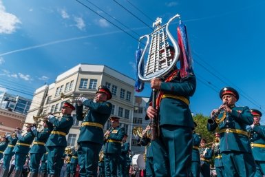 Хабаровск проводил "Амурские волны" под звуки марш-парада оркестров