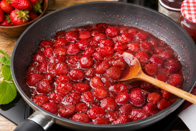 Не варю, а жарю - всю клубнику на сковородку: варенье вкуснее, чем в кастрюле - рубиновое, а не бурое аж ложка стоит