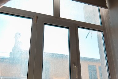 Через щели в окнах и дверях проникает горячий воздух Илья Аверьянов, ИА PrimaMedia.ru