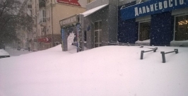 Огромные сугробы в центре города Екатерина Шульга