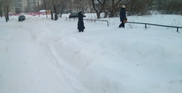 Люди ходят по тропинкам, проложенным в снегу Евгений Попов
