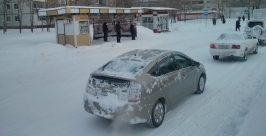 Людей на остановке почти нет Евгений Попов