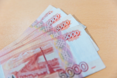 Эксперт спрогнозировал курс доллара, евро и юаня на июль