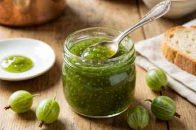 Ни грамма желатина, а ложка стоит: простой рецепт густого и вкусного джема из крыжовника