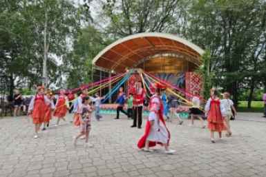 Хороводы у костра и уха из первой рыбы: как проходит лето в Хабаровском крае