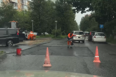 На Тополиной аллее во Владивостоке кладут асфальт под дождём ИА PrimaMedia