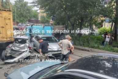 Зажатая легковушка и грузовики: массовое ДТП парализовало дорогу к Снеговой во Владивостоке телеграм-канал @vtoryak_vdk (18+)