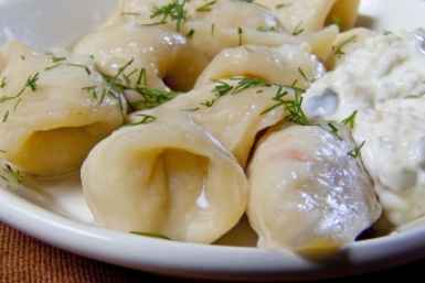 Вареники с картофелем и грибами: домашний рецепт с ароматной луковой заправкой