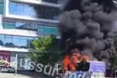 В центре Артема прямо сейчас полыхает пассажирский автобус телеграм-канал Svodka25