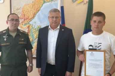 В Хабаровском крае вручили жилищный сертификат участнику СВО из числа детей-сирот Пресс-служба министерства социальной защиты Хабаровского края