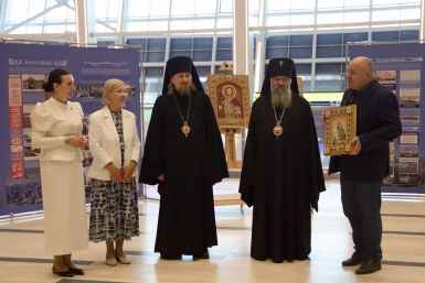 В аэровокзале Южно-Сахалинска открылись выставки берестяных икон и истории России начала XX века предоставлено пресс-службой АО &quotАэровокзал Южно-Сахалинск&quot