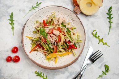 500 г капусты и 200 г сыра: салат, который съедают первым
