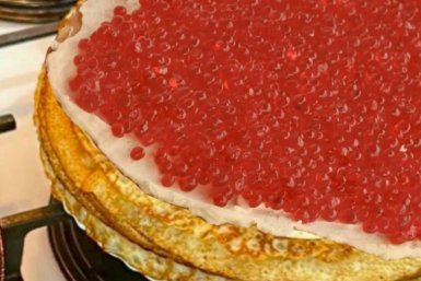 Никаких коржей и крема: блинный торт с красной икрой — съедается первым