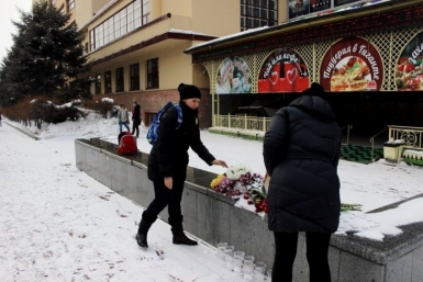 Смерть оппозиционера Немцова заставила хабаровчан пролить слезы перед его фотоизображением ИА AmurMedia