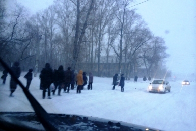 Тяжелое утро устроил горожанам обрушившийся на Хабаровск снежный циклон Корр. ИА AmurMedia