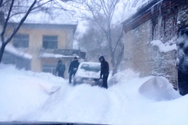 Тяжелое утро устроил горожанам обрушившийся на Хабаровск снежный циклон Корр. ИА AmurMedia