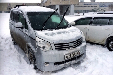 Тяжелое утро устроил горожанам обрушившийся на Хабаровск снежный циклон Корр. ИА AmurMedia