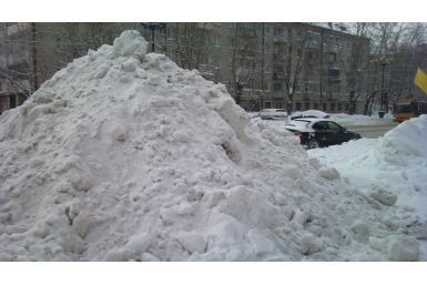 Снежные кучи на газонах города Виктория Ко