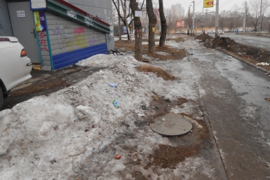Улицы и дворы Первого микрорайона в Хабаровске утопают в грязи и мусоре Ирина Сарыпова, ИА AmurMedia