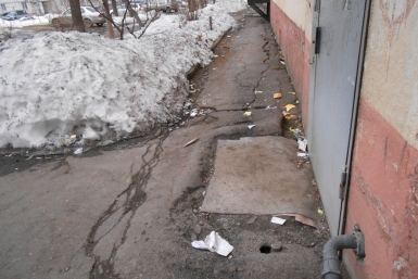 Улицы и дворы Первого микрорайона в Хабаровске утопают в грязи и мусоре Ирина Сарыпова, ИА AmurMedia