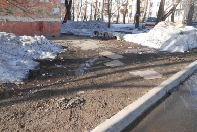 Улицы и дворы Первого микрорайона в Хабаровске утопают в грязи и мусоре Ирина Сарыпова, ИА AmurMedia