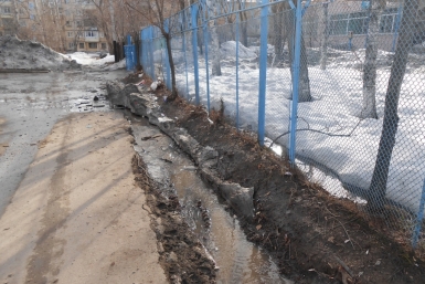Улицы и дворы Первого микрорайона в Хабаровске утопают в грязи и мусоре Ирина Сарыпова, ИА AmurMedia