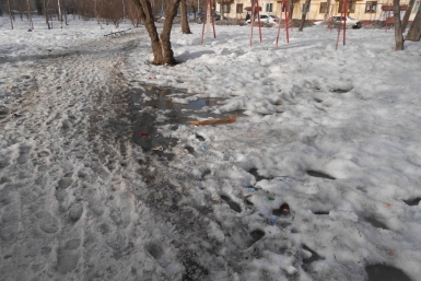 Улицы и дворы Первого микрорайона в Хабаровске утопают в грязи и мусоре Ирина Сарыпова, ИА AmurMedia