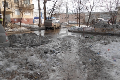 Улицы и дворы Первого микрорайона в Хабаровске утопают в грязи и мусоре Ирина Сарыпова, ИА AmurMedia