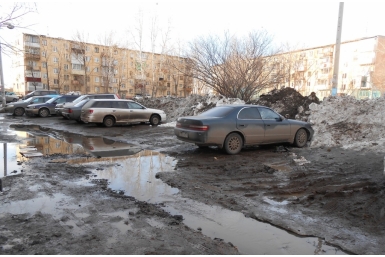 Улицы и дворы Первого микрорайона в Хабаровске утопают в грязи и мусоре Ирина Сарыпова, ИА AmurMedia