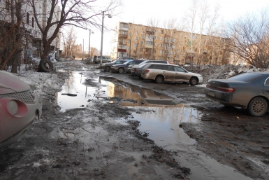 Улицы и дворы Первого микрорайона в Хабаровске утопают в грязи и мусоре Ирина Сарыпова, ИА AmurMedia