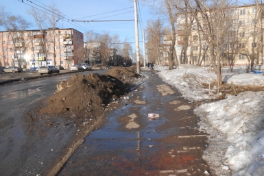 Улицы и дворы Первого микрорайона в Хабаровске утопают в грязи и мусоре Ирина Сарыпова, ИА AmurMedia