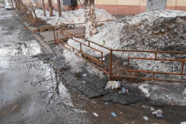 Улицы и дворы Первого микрорайона в Хабаровске утопают в грязи и мусоре Ирина Сарыпова, ИА AmurMedia
